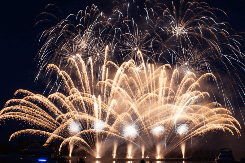 VIP Feuerwerk vom Wasser Geschossen